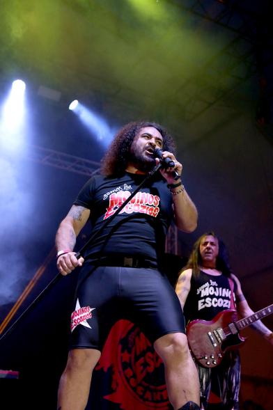 Cantante bajo los focos 