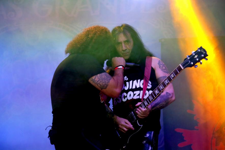 Cantante y guitarrista en un momento del concierto