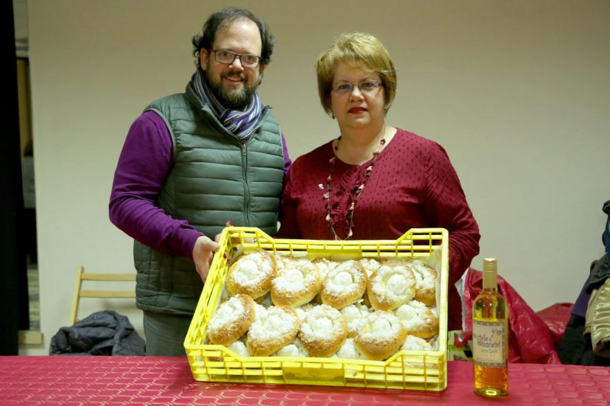 Entrega de Mona de Pascua - Imagen de dos personas con las monas de pascua.