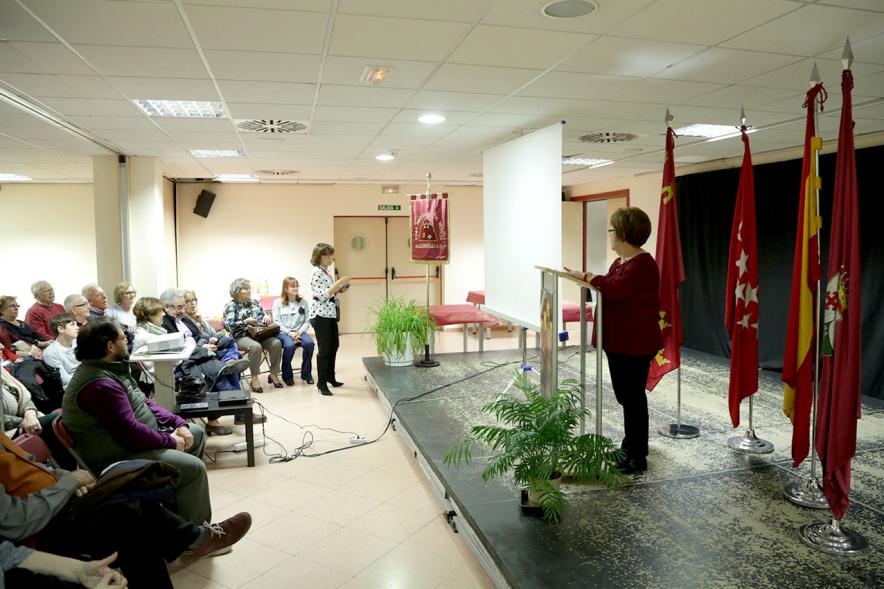 Entrega de Mona de Pascua - Imagen persona dirigiéndose a los asistentes al acto.
