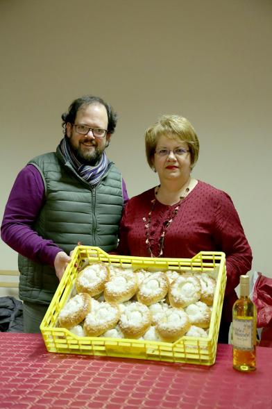 Entrega de Mona de Pascua - Imagen de dos personas con las monas de pascua.