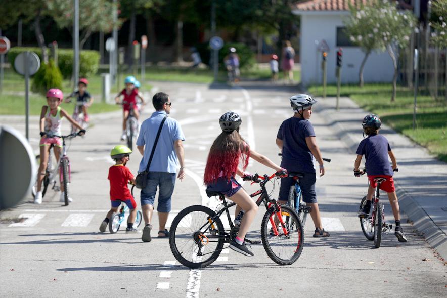 Semana Europea de la Movilidad - Tu Seguridad No Es Un Juego - Imagen de un grupo numeroso de ciclistas adultos e infantiles en el circuito de seguridad vial.