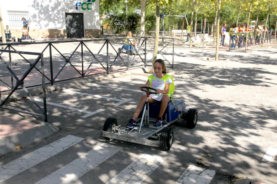 Lectura del Manifiesto y Actividades de la Semana de la Movilidad -  Niña en un car.