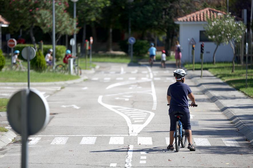 Semana Europea de la Movilidad - Tu Seguridad No Es Un Juego - Imagen general del circuito de seguridad vial y un ciclista adulto.