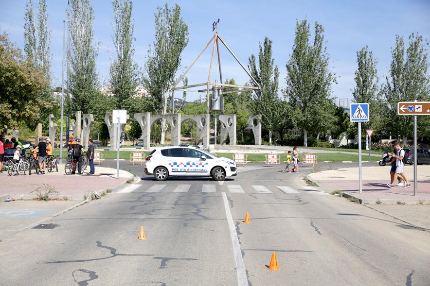 Semana Europea de la Movilidad - Día sin Coches - Imagen de un coche de policía circulando por la carretera.
