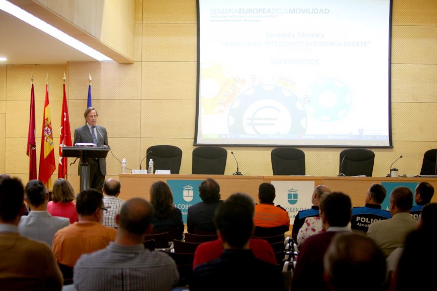 Jornada Técnica de Movilidad Inteligente - Economía Fuerte -  El alcalde y los asistentes.