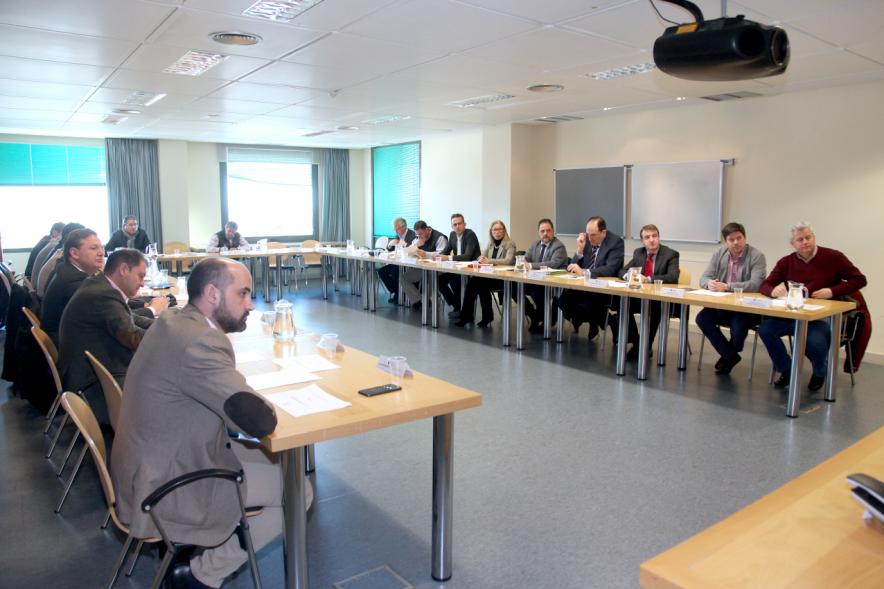 Reunión de Alcaldes Plataforma Movilidad Madrid Norte - Imagen plano general de la mesa redonda con todos los reunidos.
