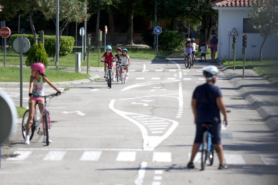 Semana Europea de la Movilidad - Tu Seguridad No Es Un Juego - Imagen general del circuito de seguridad vial y un ciclista adulto.
