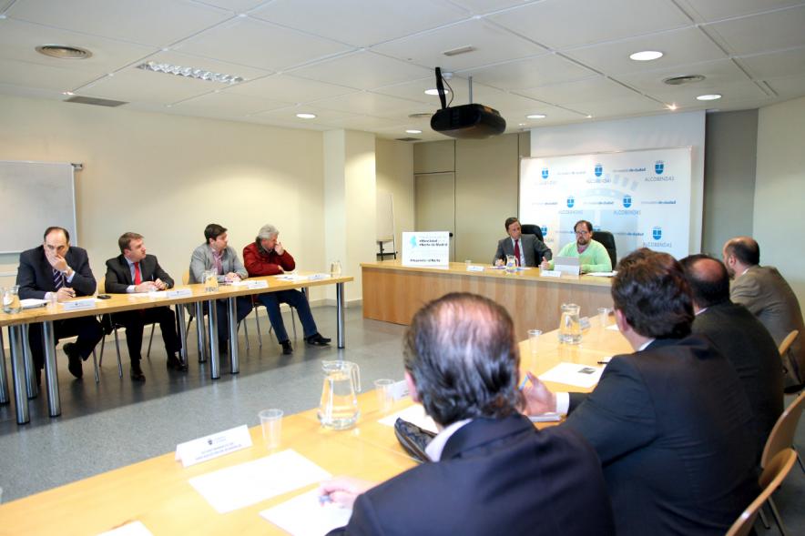 Reunión de Alcaldes Plataforma Movilidad Madrid Norte - Imagen plano general de la mesa redonda con todos los reunidos y presidida por el alcalde García de Vinuesa.