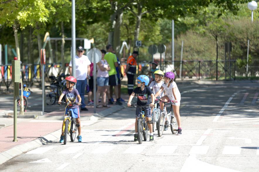 Semana Europea de la Movilidad - Tu Seguridad No Es Un Juego - Imagen central de un grupo de ciclistas infantiles en el parque de Seguridad Vial.