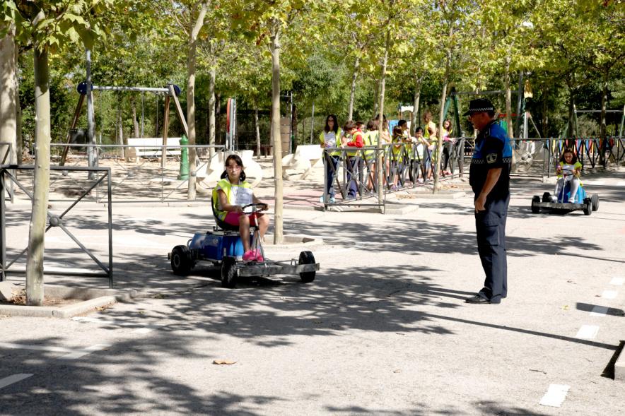 Lectura del Manifiesto y Actividades de la Semana de la Movilidad -  Niña en un car.