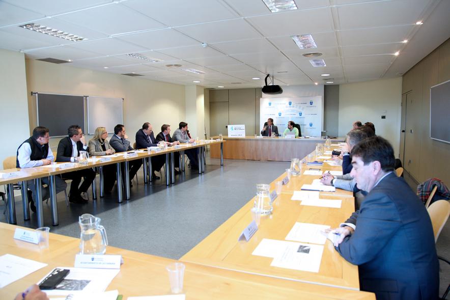 Reunión de Alcaldes Plataforma Movilidad Madrid Norte - Imagen plano general de la mesa redonda con todos los reunidos y presidida por el alcalde García de Vinuesa.