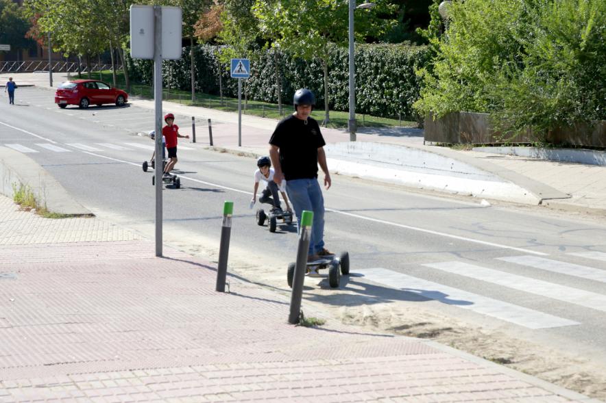 Semana Europea de la Movilidad - Día sin Coches - Imagen de una familia utilizando una especie de patinetes con las ruedas más grandes de lo normal.