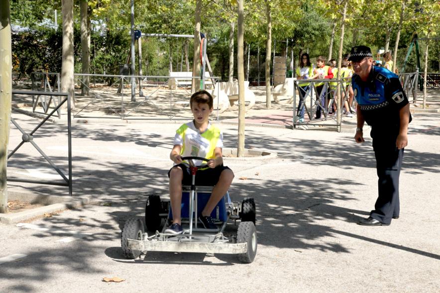Lectura del Manifiesto y Actividades de la Semana de la Movilidad - Niño en un car.  