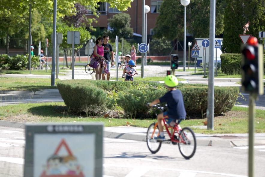 Semana Europea de la Movilidad - Tu Seguridad No Es Un Juego - Panorámica del circuito de Seguridad Vial con ciclistas infantiles. 