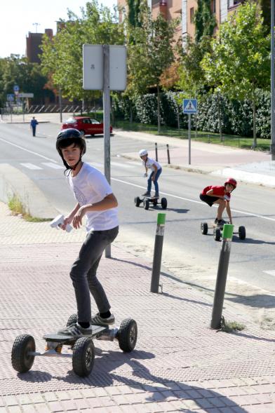 Semana Europea de la Movilidad - Día sin Coches - Imagen de jóvenes utilizando una especie de patinetes con las ruedas más grandes de lo normal.