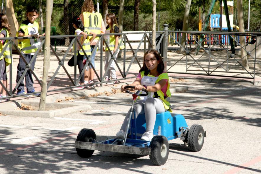 Lectura del Manifiesto y Actividades de la Semana de la Movilidad -  Niña en un car.