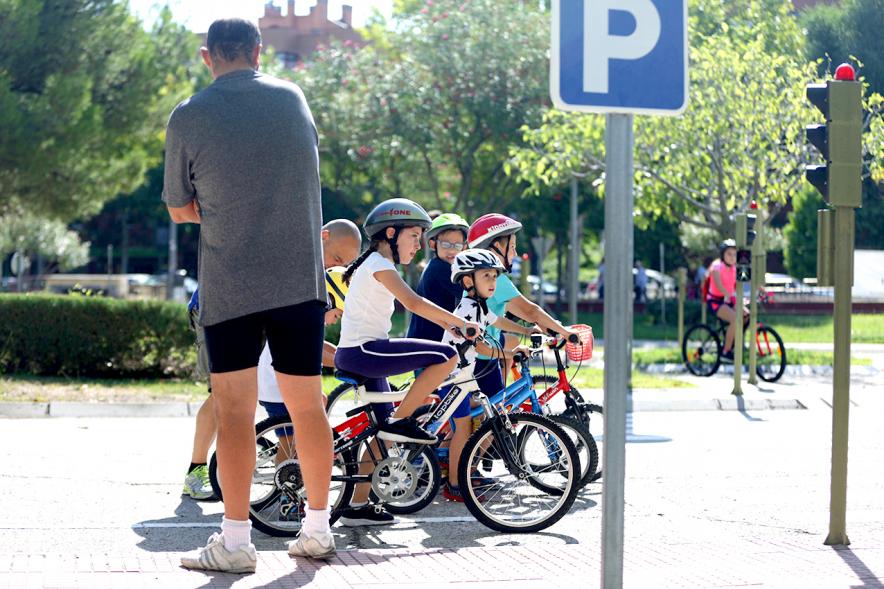Semana Europea de la Movilidad - Tu Seguridad No Es Un Juego - Imagen de un grupo de ciclistas infantiles.