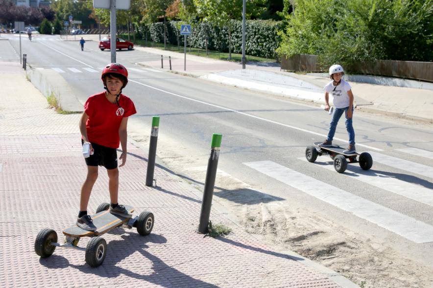 Semana Europea de la Movilidad - Día sin Coches - Imagen de jóvenes utilizando una especie de patinetes con las ruedas más grandes de lo normal.