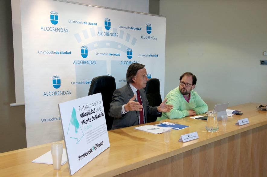 Reunión de Alcaldes Plataforma Movilidad Madrid Norte - Imagen del alcalde García de Vinuesa y otra persona que presiden la reunión.