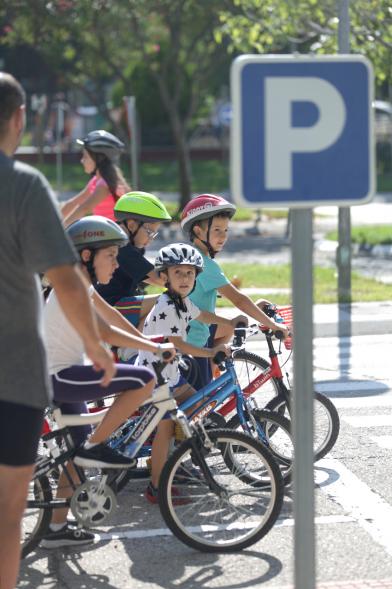 Semana Europea de la Movilidad - Tu Seguridad No Es Un Juego - Imagen de un grupo numeroso de ciclistas infantiles .