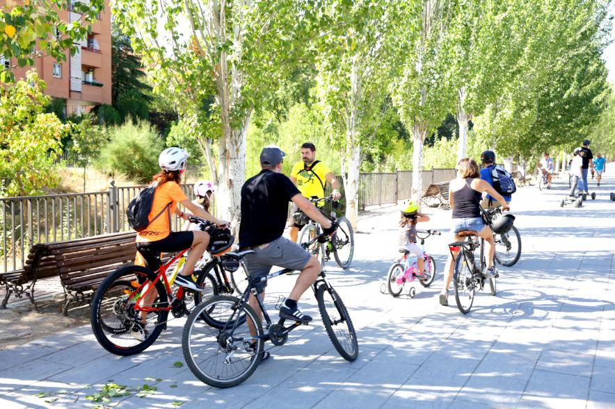 Semana Europea de la Movilidad - Día sin Coches - Imagen de una familia, todos con sus bicicletas.