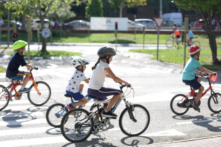Semana Europea de la Movilidad - Tu Seguridad No Es Un Juego - Imagen de un grupo numeroso de ciclistas infantiles circulando.