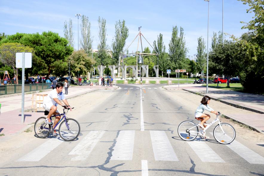 Semana Europea de la Movilidad - Día sin Coches - Imagen de una familia, todos con sus bicicletas.
