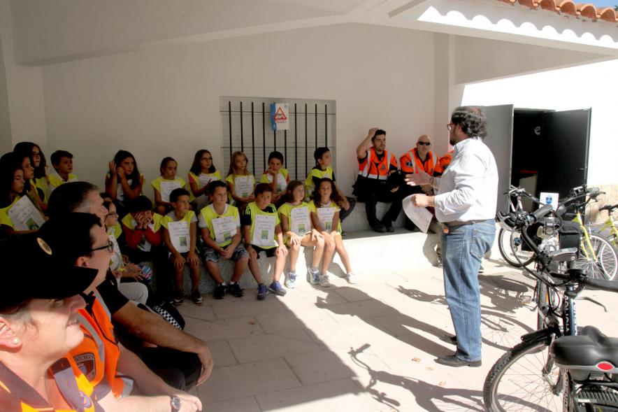Lectura del Manifiesto y Actividades de la Semana de la Movilidad -  El concejal con los participantes. 