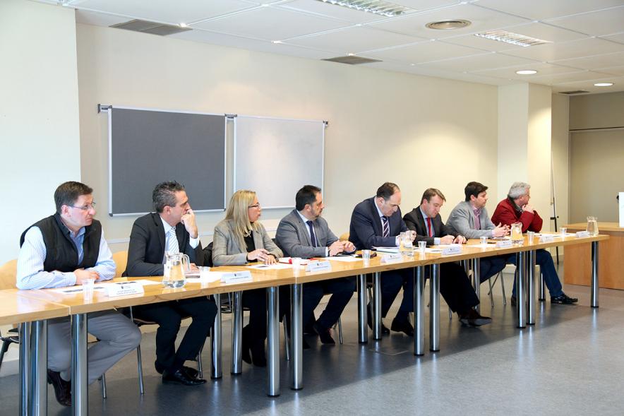 Reunión de Alcaldes Plataforma Movilidad Madrid Norte - Imagen plano general de unos participantes en la reunión.