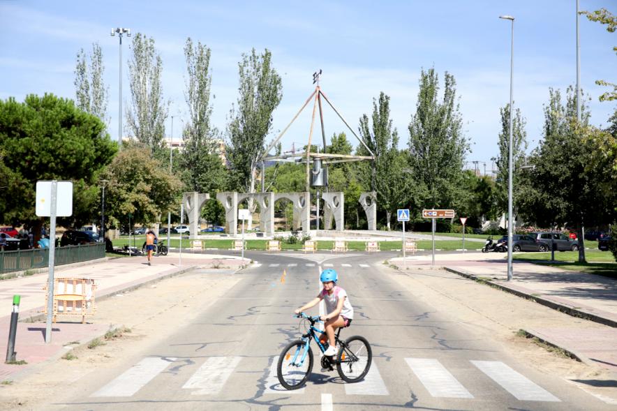 Semana Europea de la Movilidad - Día sin Coches - Imagen de una  persona utilizando su bicicleta.