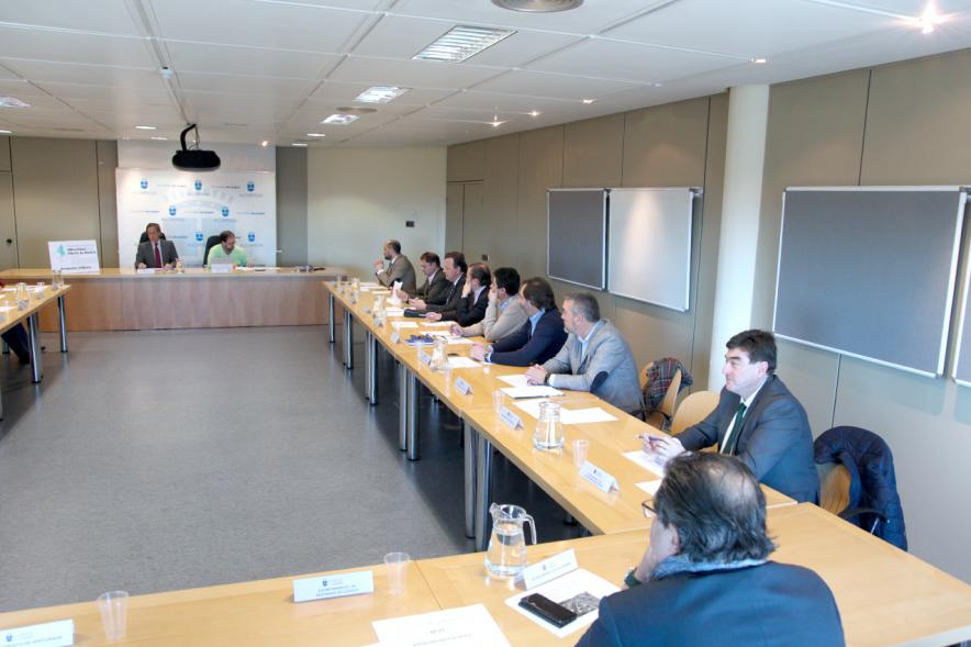 Reunión de Alcaldes Plataforma Movilidad Madrid Norte - Imagen plano general de la mesa redonda con todos los reunidos y presidida por el alcalde García de Vinuesa.