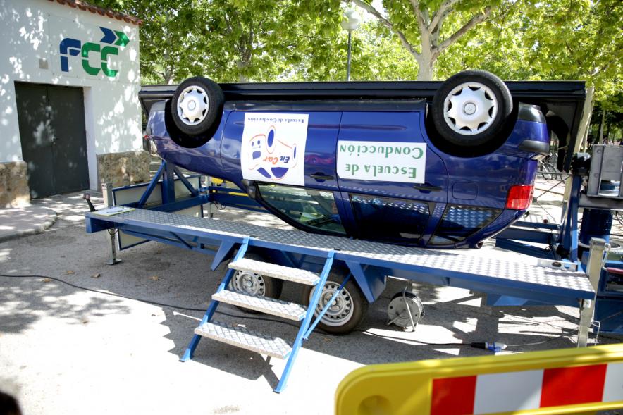Semana Europea de la Movilidad - Tu Seguridad No Es Un Juego - Imagen de un coche volcado parte del simulacro de seguridad vial.