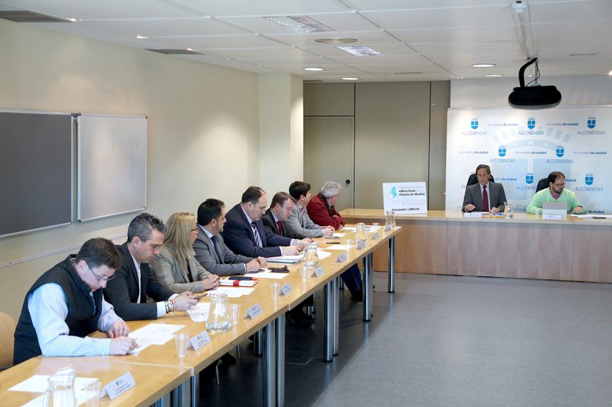 Reunión de Alcaldes Plataforma Movilidad Madrid Norte - Imagen del alcalde García de Vinuesa y algunos de los participantes en la reunión. 
