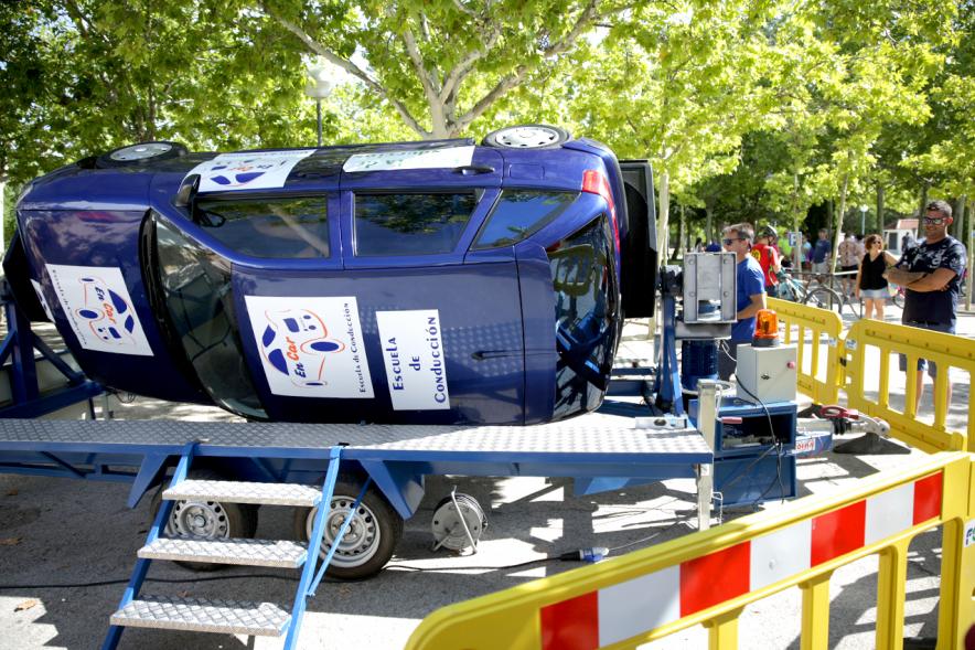 Semana Europea de la Movilidad - Tu Seguridad No Es Un Juego - Imagen de un coche volcado parte del simulacro de seguridad vial.