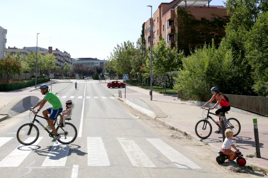 Semana Europea de la Movilidad - Día sin Coches - Imagen de una familia, todos con sus bicicletas.