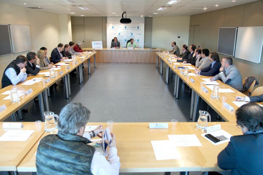 Reunión de Alcaldes Plataforma Movilidad Madrid Norte - Imagen plano general de la mesa redonda con todos los reunidos y presidida por el alcalde García de Vinuesa.
