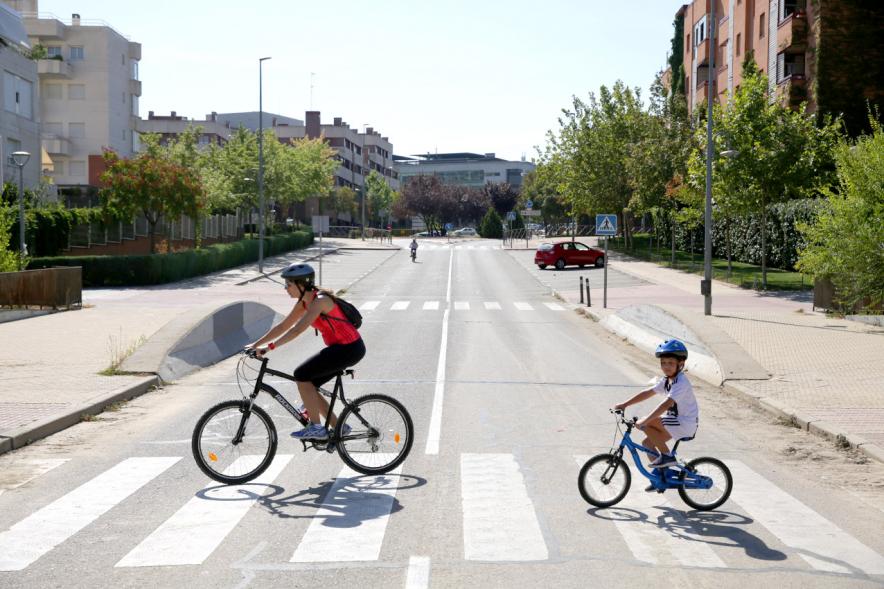 Semana Europea de la Movilidad - Día sin Coches - Imagen de una familia, todos con sus bicicletas.