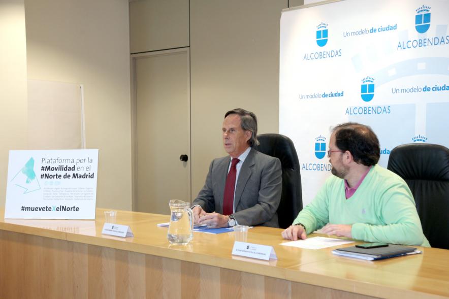 Reunión de Alcaldes Plataforma Movilidad Madrid Norte - Imagen del alcalde García de Vinuesa y otra persona que presiden la reunión.