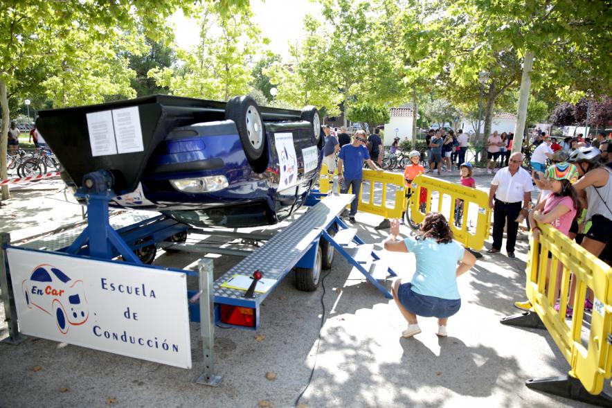 Semana Europea de la Movilidad - Tu Seguridad No Es Un Juego - Imagen de un coche volcado parte del simulacro de seguridad vial.