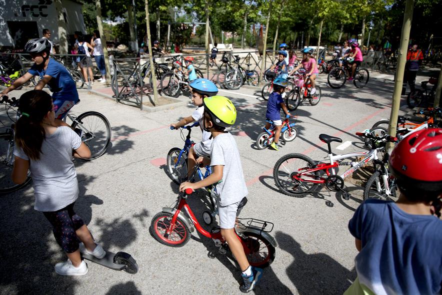 Semana Europea de la Movilidad - Tu Seguridad No Es Un Juego - Imagen de un grupo numeroso de ciclistas infantiles.