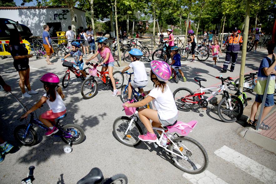 Semana Europea de la Movilidad - Tu Seguridad No Es Un Juego - Imagen de un grupo numeroso de ciclistas infantiles.