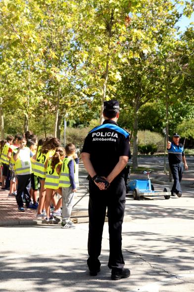 Lectura del Manifiesto y Actividades de la Semana de la Movilidad -  Policías con los participantes.