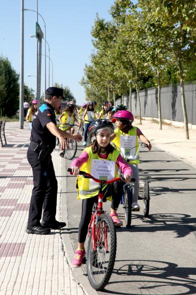 Lectura del Manifiesto y Actividades de la Semana de la Movilidad -  Policías con los ciclistas.