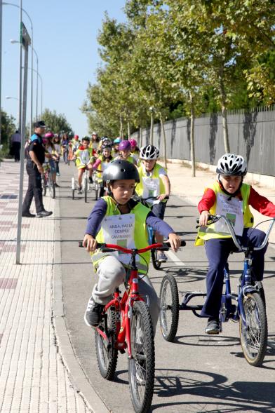 Lectura del Manifiesto y Actividades de la Semana de la Movilidad -  Policías con los ciclistas.