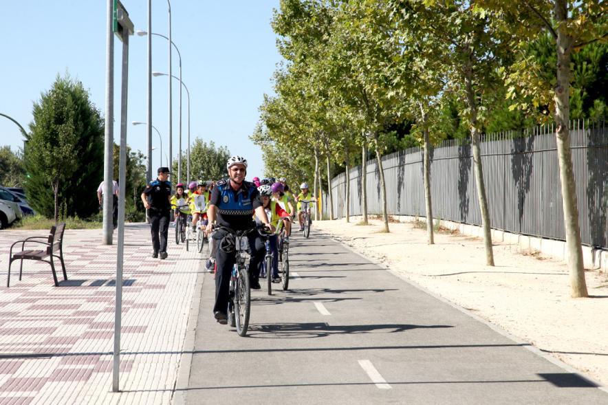 Lectura del Manifiesto y Actividades de la Semana de la Movilidad -  Policías con los ciclistas.