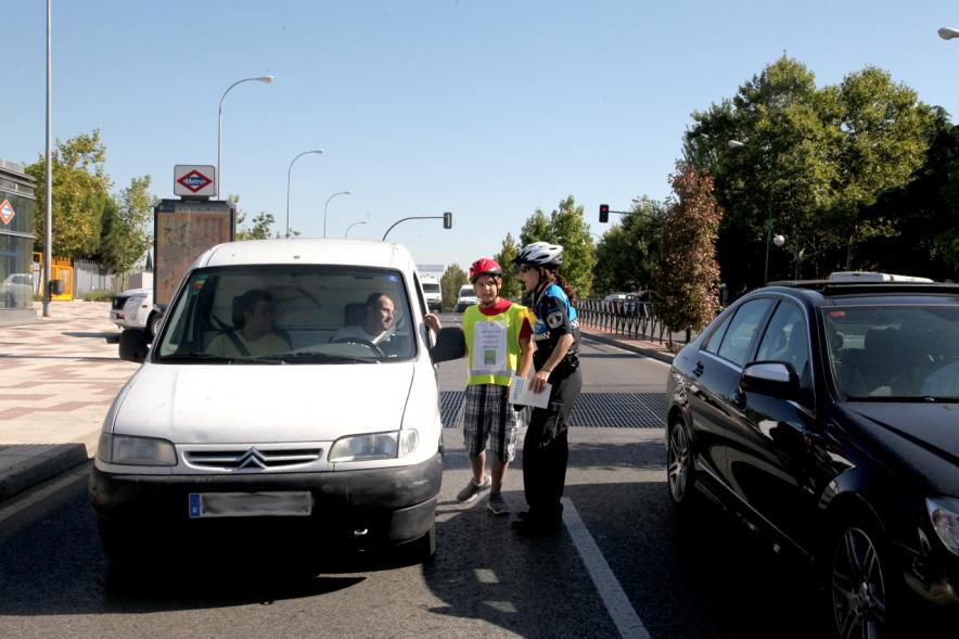 Lectura del Manifiesto y Actividades de la Semana de la Movilidad -  Un policía explica a los participantes.