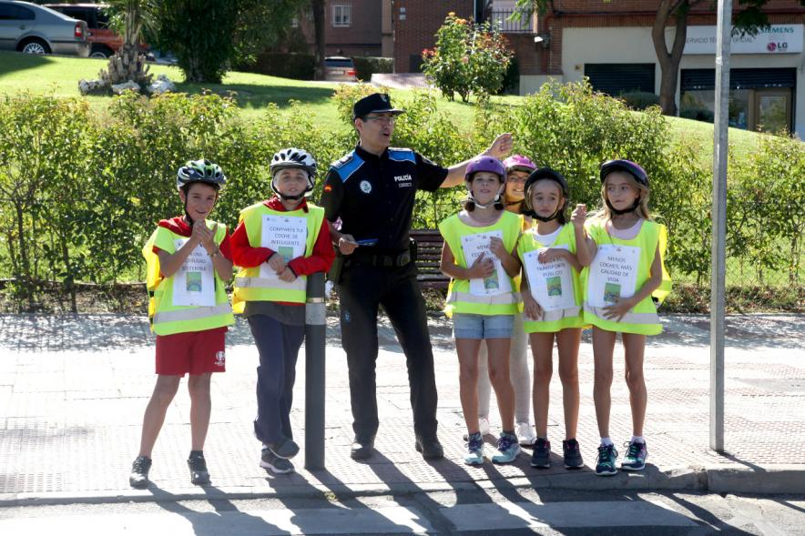 Lectura del Manifiesto y Actividades de la Semana de la Movilidad -    Policías con los participantes.