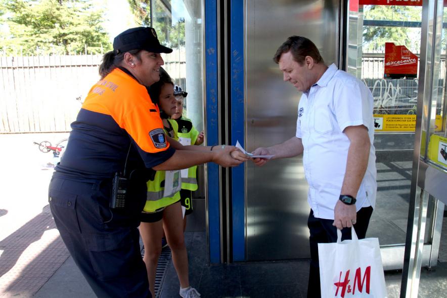 Lectura del Manifiesto y Actividades de la Semana de la Movilidad -  Un agente de movilidad explicando.