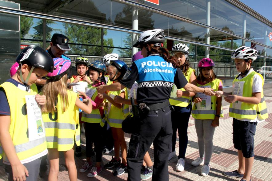 Lectura del Manifiesto y Actividades de la Semana de la Movilidad -  Los policías y monitores con los participantes.